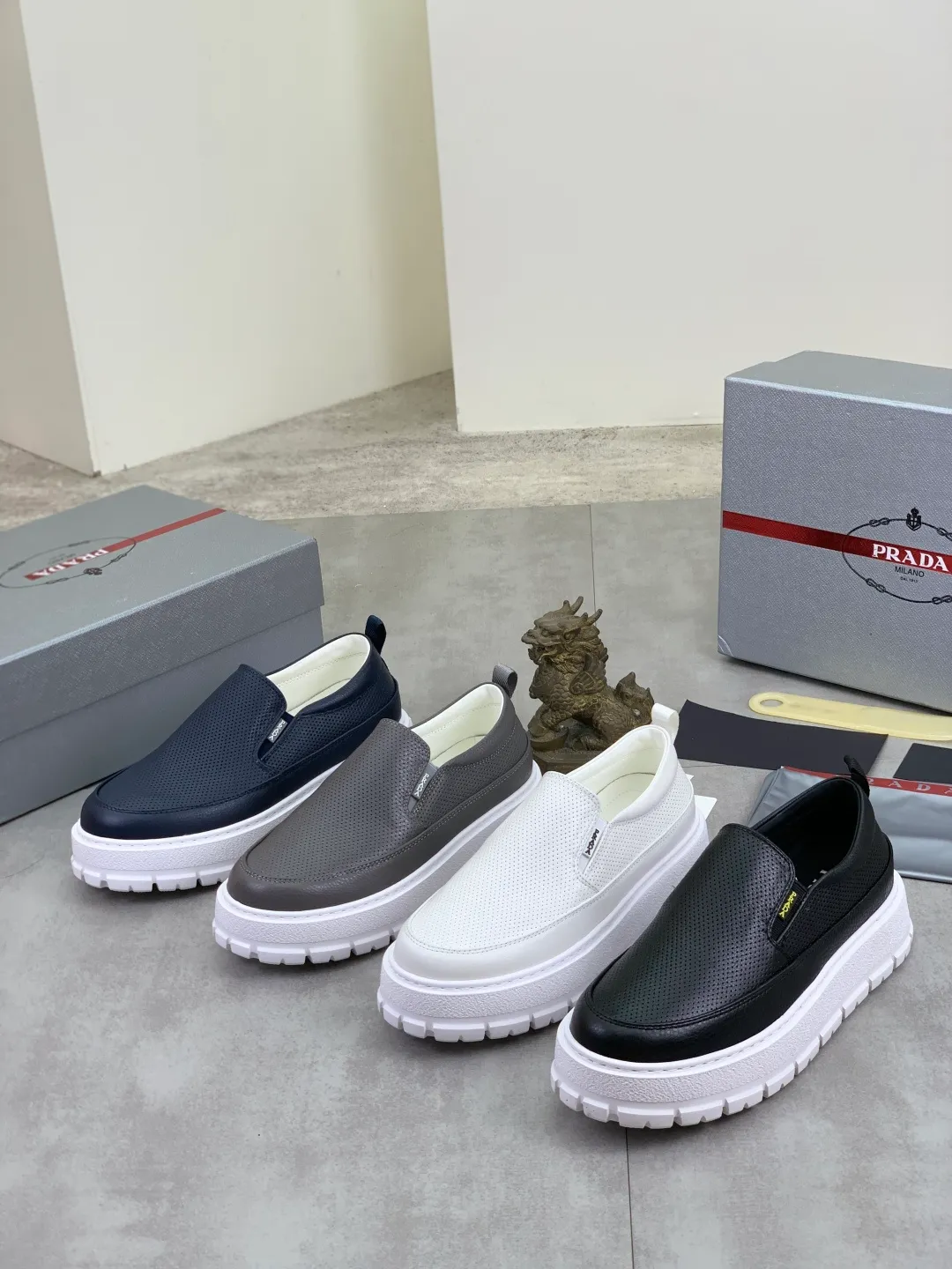 Men's shoes 💰P560💰[New model] The top version is available on the official website, 🆘 The trendy brand (Prada) mainly promotes the popular model, avant-garde and versatile fashionable men's shoes, private version mold opening, cowhide surface splicing 1:1.. Stylish and simple, original imported cowhide lining cowhide feet; the atmosphere and personality are more fashionable, eye-catching and pursuing class. It will subvert the old idea and be a must-have for fashionistas with you! Must keep it for yourself! Tall and comfortable, large and low, high-end quality workmanship. The new high-end outsole on the official website. Size: 38-45. 4️⃣colors available.